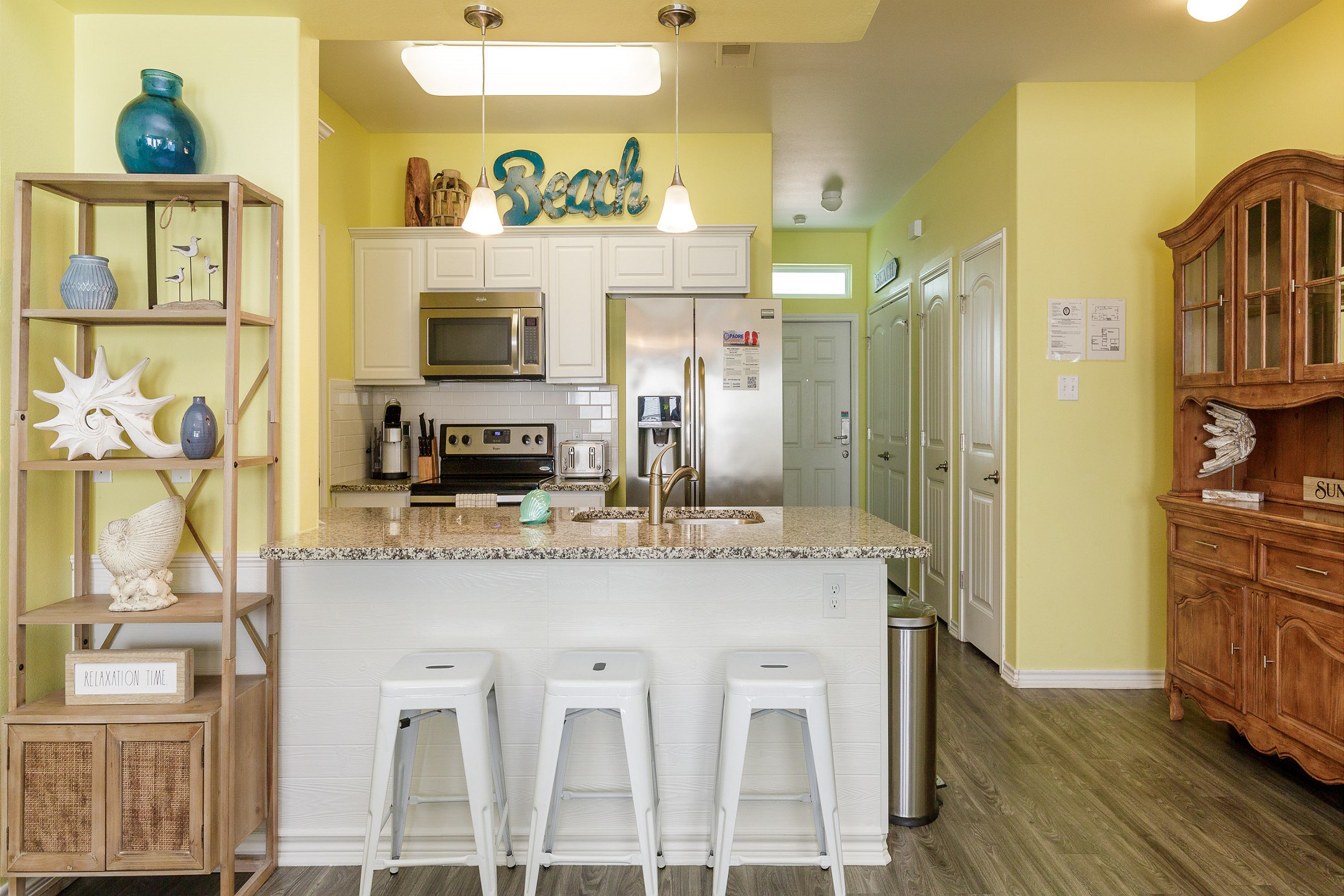 Breakfast bar and well-equipped kitchen