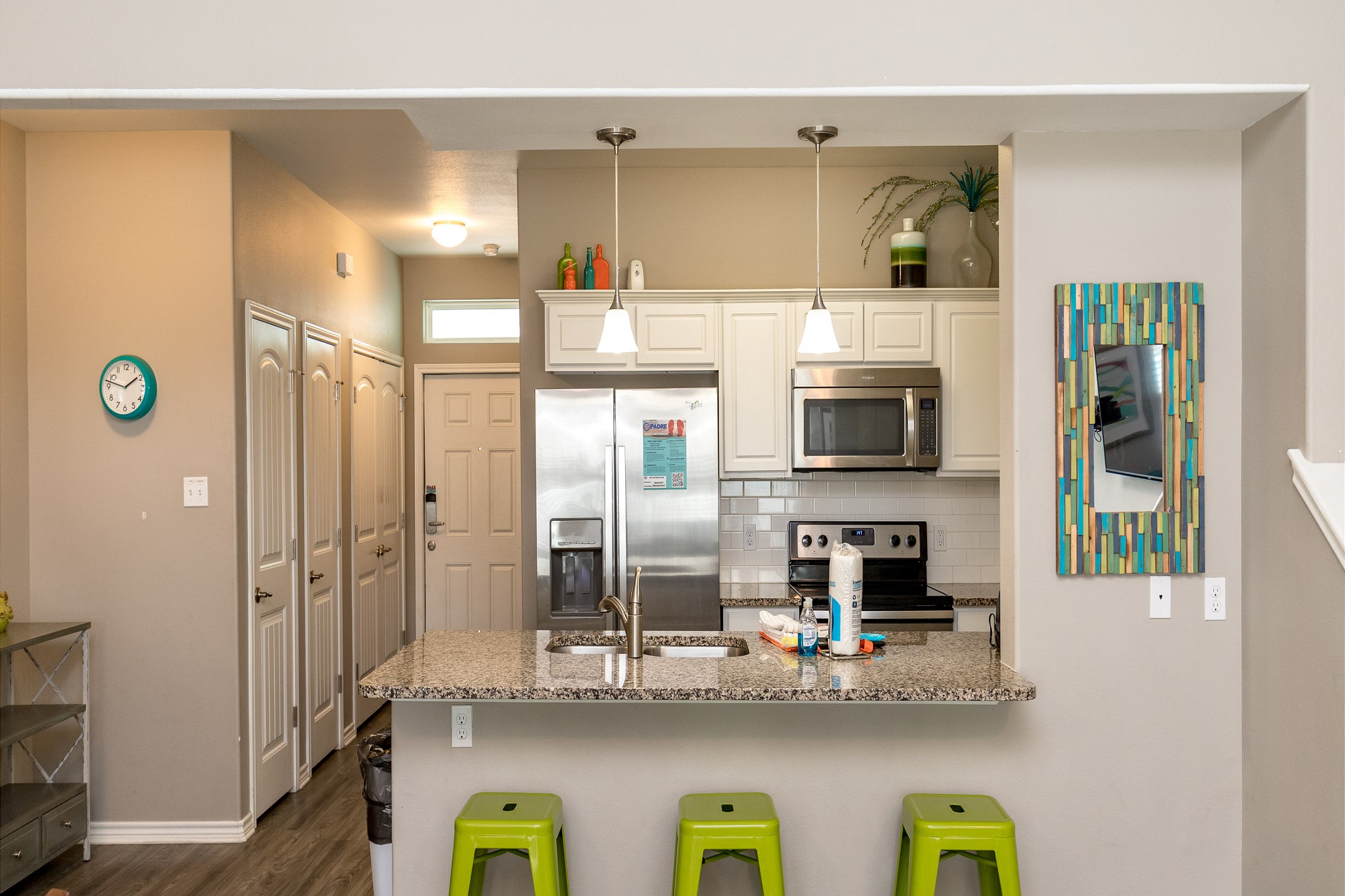 Breakfast bar and well-equipped kitchen