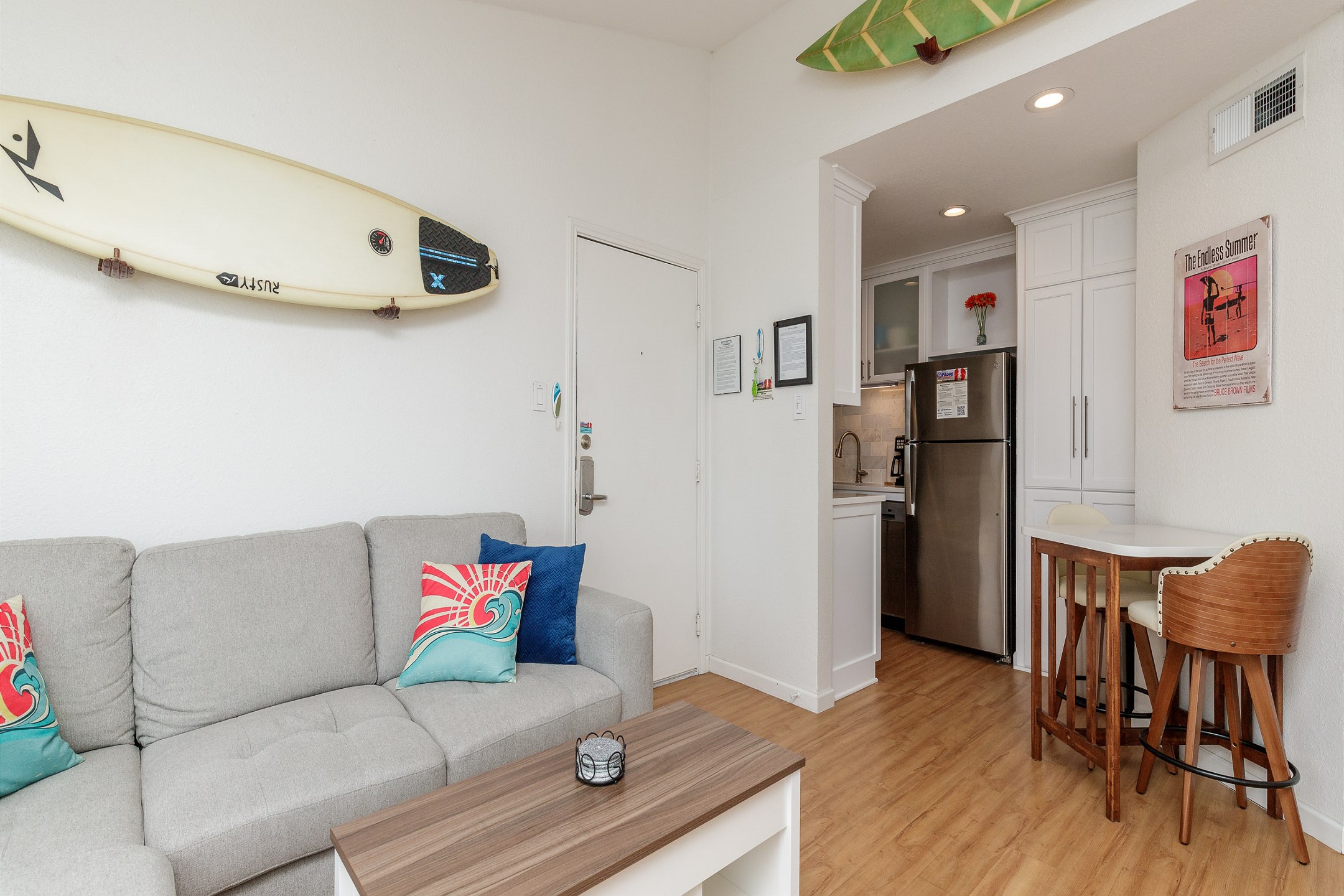 Great space with new furnishings and lift top coffee table. Surfboards are for decoration only, not for guest use.