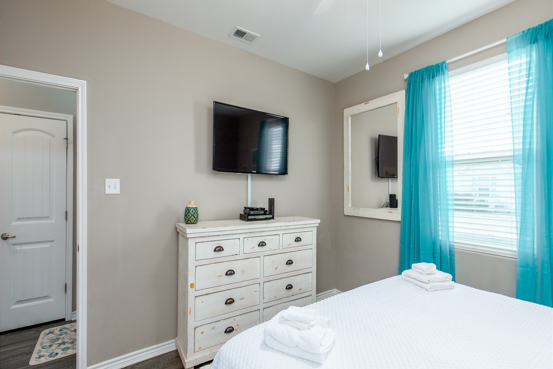 Master bedroom on the first floor with king size bed, access to shared bathroom and flat screen TV