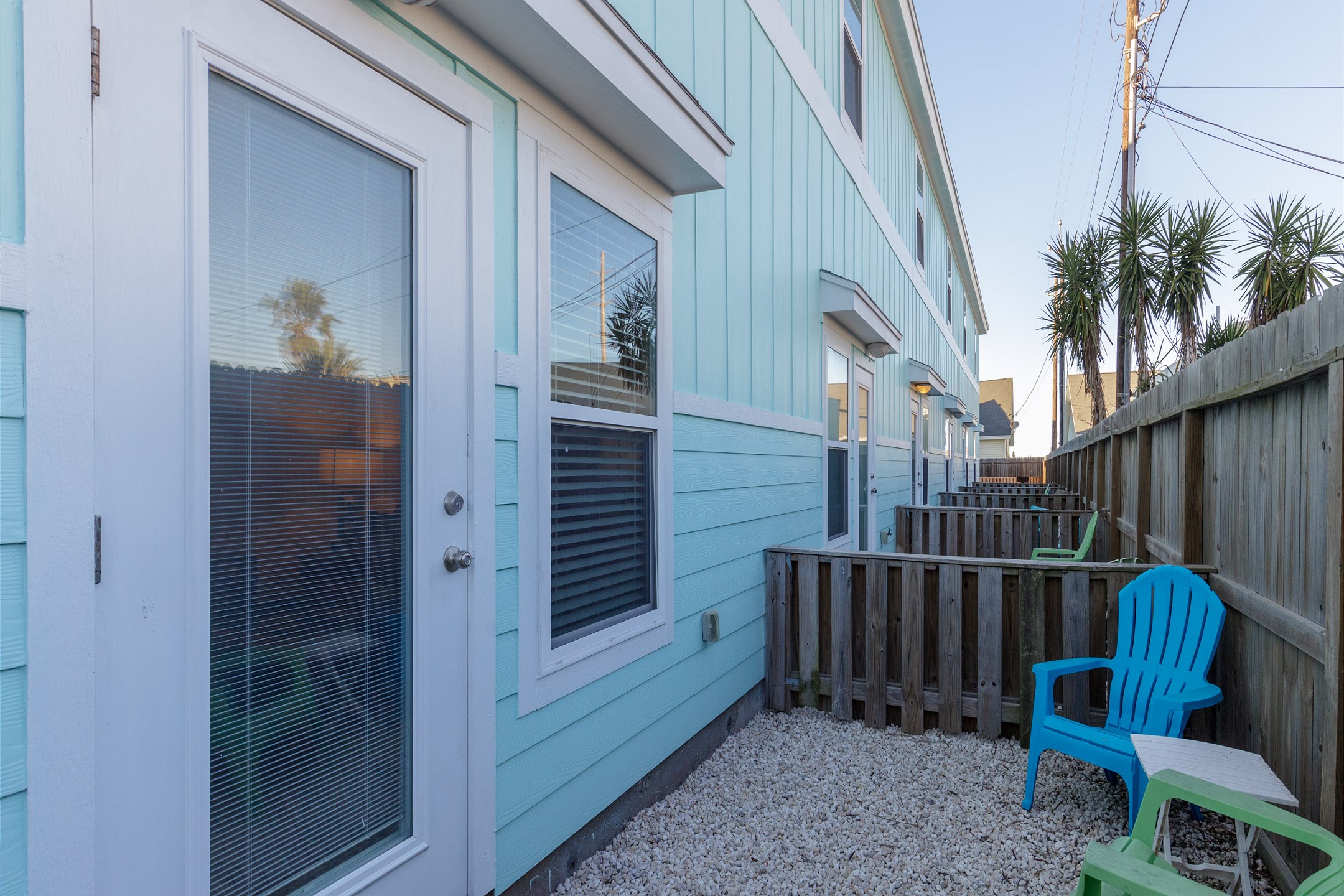 Private back patio with seating 