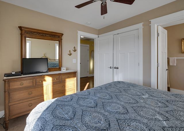 King Master Suite - Mid Level