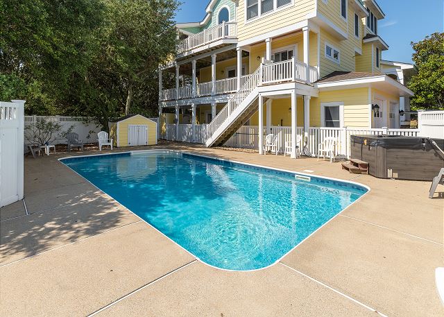 Private  Pool: open mid-May to mid-Oct.