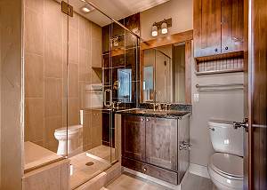 Hibiscus Queen Ensuite Bath
