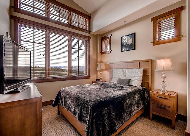sleeps 2 in queen bed, private ensuite bath with walk in shower