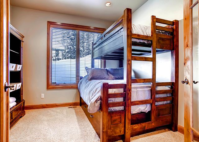 – sleeps 4 in a Captain’s trundle bunk (one double bed on bottom and two twins), hall bath