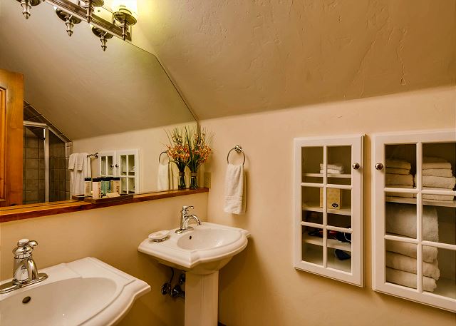 Crystal Peak Queen Ensuite Bath