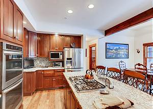 Lustrous Kitchen