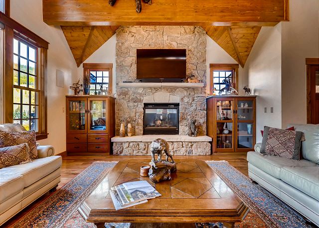 TV, Gas Fireplace and Amazing Views!