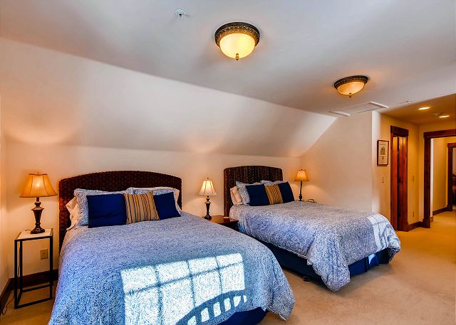 Crystal Peak Queen - two queen beds and two twin beds