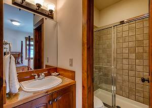 Red Mountain Queen Ensuite Bath