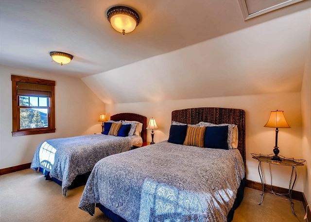 Crystal Peak Queen - sleeps 6 in two queen beds and two twin beds