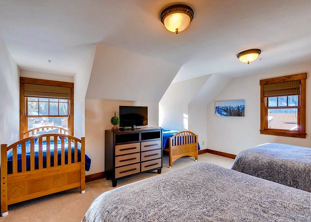 Crystal Peak Queen - sleeps 6 in two queen beds and two twin beds
