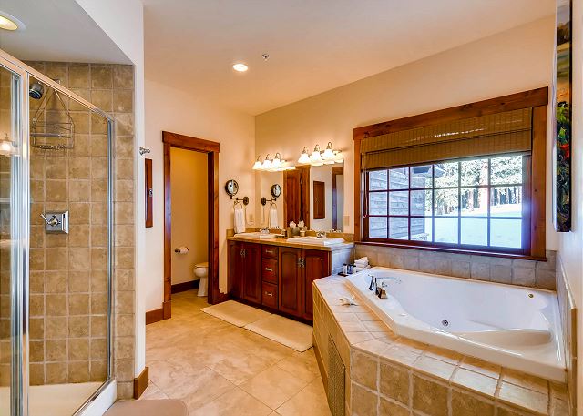 Quandary Peak Main Suite Ensuite Bath with 2 sinks, large tub and separate walk-in shower