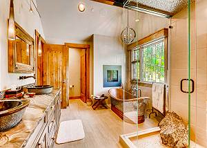 Gold Ingot King Ensuite bathroom
