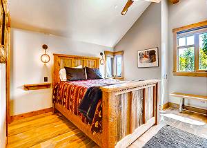 Claim Jumper Queen Suite