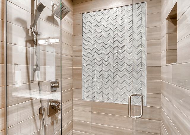 Peak 8 King ensuite shower