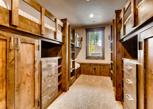 - sleeps 6 in three custom built bunks