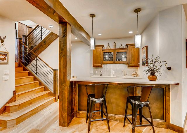 Lower wet bar