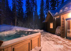 Very private back deck with hot tub