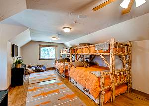 Whispering Pines Family Suite Bunk