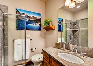 Red Mountain King Ensuite Bathroom