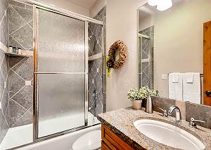 Red Mountain King Ensuite Bathroom