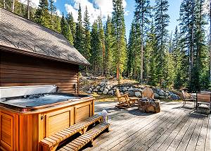 Very private back deck with hot tub,