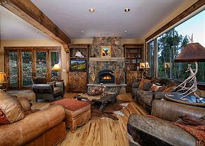 Alpenglow Peaks Lodge