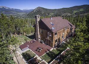 Alpenglow Peaks Lodge