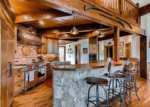 Gourmet Kitchen with ample space to prepare wonderful meals!