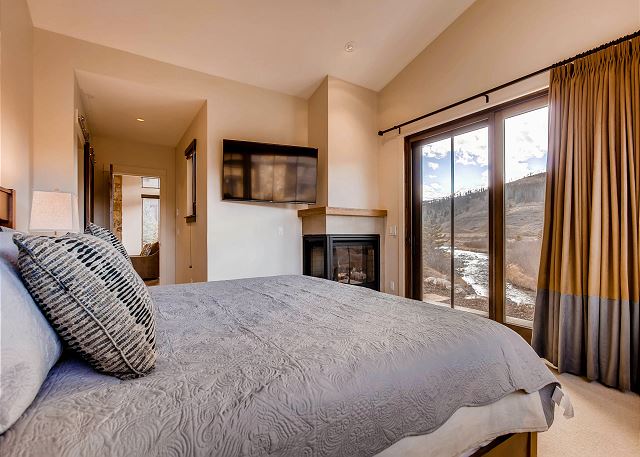 - sleeps 2 in one king bed with views of the river, a warm fireplace, TV and ensuite bathroom with soaking tub