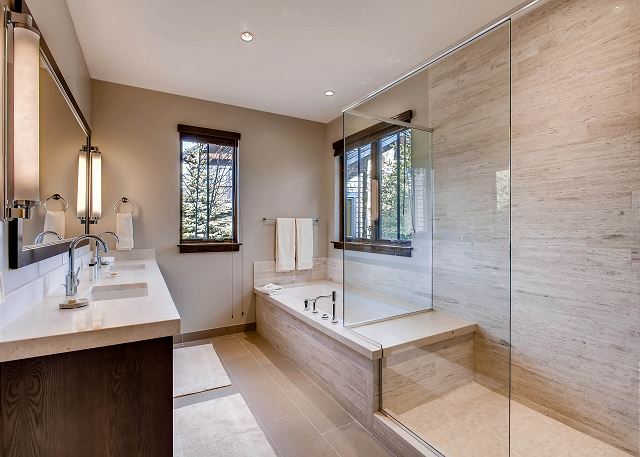 River Bend King Ensuite Bathroom