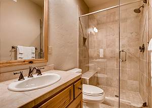 Hall bathroom adjacent to the Lynx king bedroom