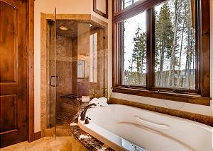 Baldy Mountain King ensuite hydro tub