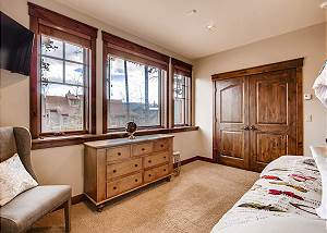 Lynx Bedroom - sleeps 2 in one king bed