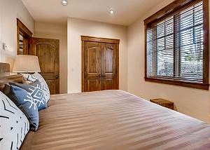 Lynx Bedroom - Sleeps 2 in one king bed