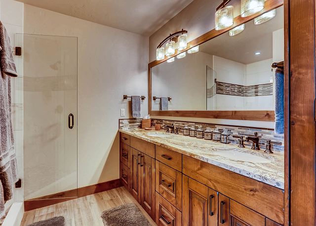 Forest View Queen Ensuite Bath
