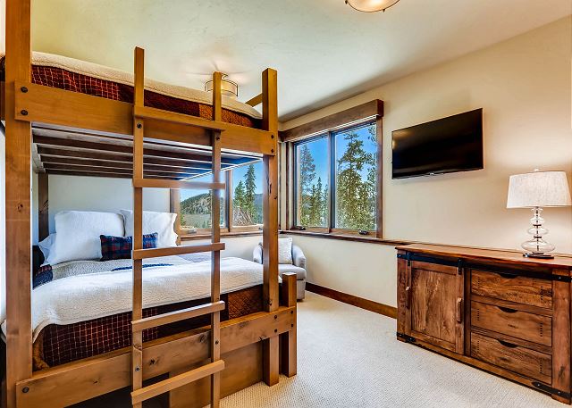 - sleeps 2 to 4 in one queen bunk
