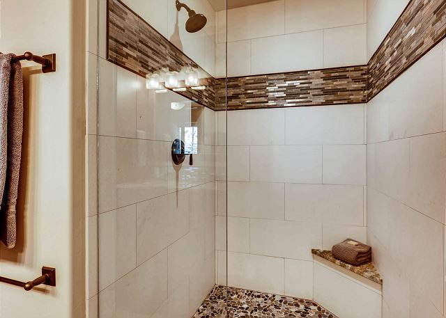 Forest View Queen Ensuite Bath