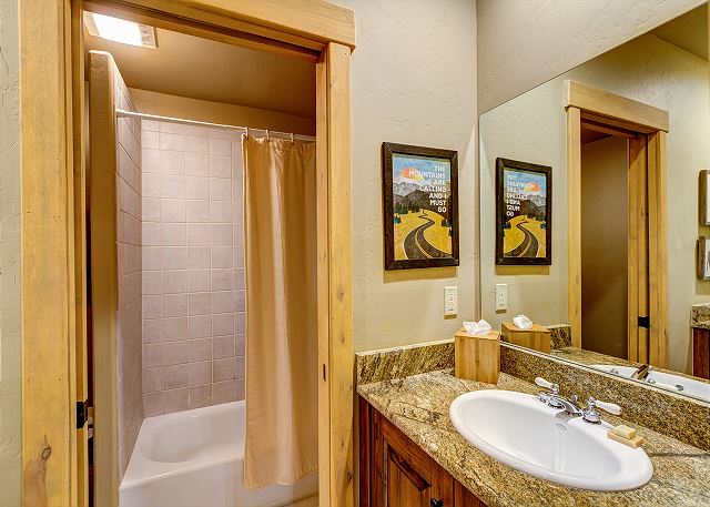 bathroom tub/shower