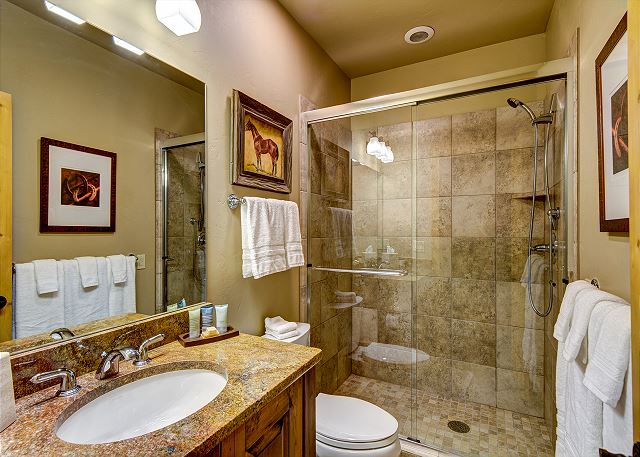 bathroom shared by Illinois Gulch Queen and Golden Eagle King bedrooms