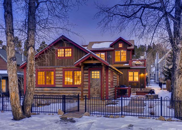 Conveniently placed in town with a beautiful mountain modern interior.