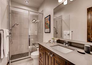 Bagpipe king ensuite bathroom