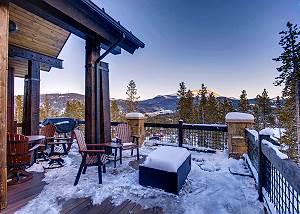 Upper Level Deck features