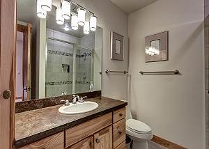 Apex Queen Ensuite Bathroom
