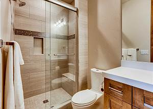 Sodalite Queen En-Suite Bath