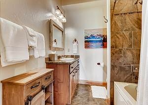 Contest Bowl En-Suite Bathroom