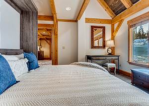 Mach 1 King Room