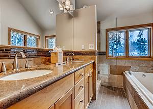 Bison's Ensuite Bathroom